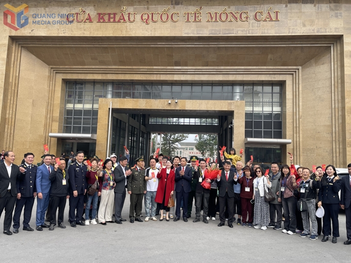 芒街国际口岸迎来新年首批“冲年喜”游客